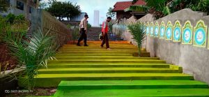 Bhabinkamtibmas Jango Kawal Pengecatan 99 Tangga Jabal Rahmah