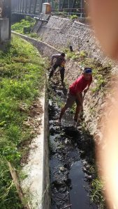 Berjibaku dengan lumpur, Bhabinkamtibmas Desa Manemeng Bersihkan Saluran Irigasi