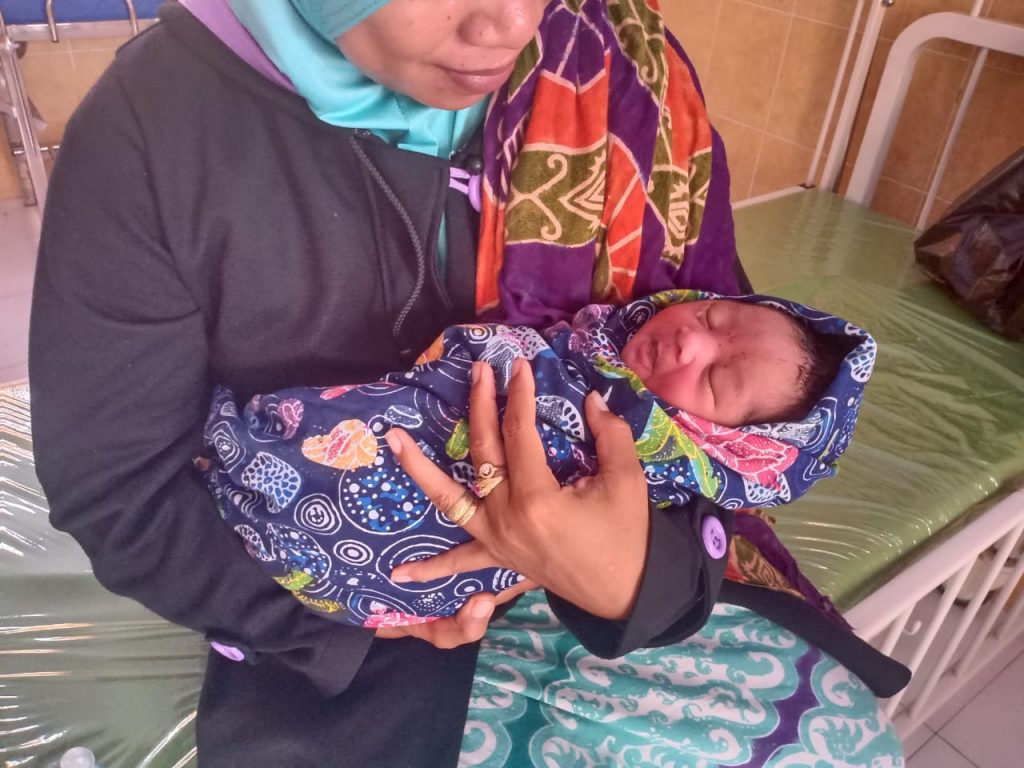 Bayi Lengkap Dengan Ari-ari Ditemukan Warga di Tempat Jual Buah di Desa Jorok Utan