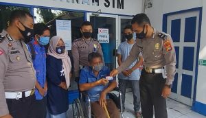 Satlantas Polres Sumbawa Bantu SIM Gratis Bagi Penyandang Disabilitas