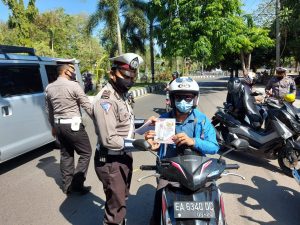 Satlantas Polres Sumbawa Ajak Pengendara Tetap Disiplin Protokol Kesehatan dan Bagi-Bagi Masker