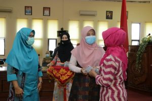 Hj. Niken Sosialisasi Penggunaan Masker dan Serukan Bela dan Tingkatkan Produk Lokal