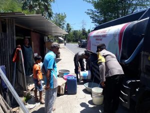 Bhabinkamtibmas dan Anggota Sabhara Bantu Kesulitan Air Bersih Warga Lamusung Kecamatan Seteluk