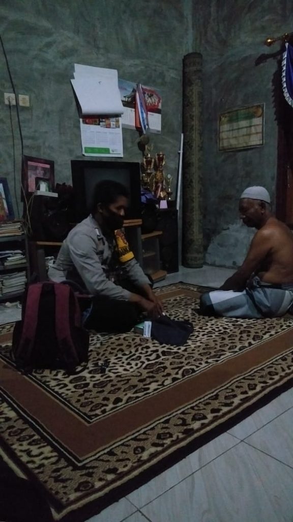 Lakukan Pelayanan Prima Untuk Masyarakat, Bhabinkamtibmas Desa Songkar Juga Berikan Pelayanan Kesehatan