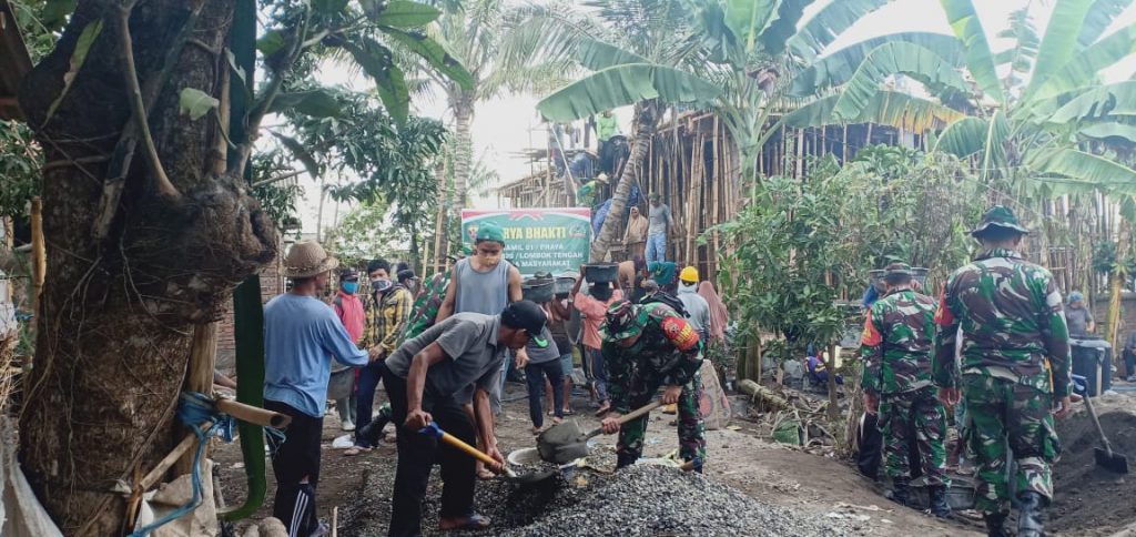 Danramil 1620-01/Praya Pimpin Karya Bakti Bangun Mushalla Misbahul Ulum Batu Nyala