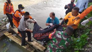 Polresta Mataram Polda NTB Identifikasi Mayat Tanpa Identitas Nyangkut di Keramba Sungai Jangkuk