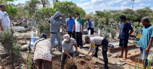 Bhabinkamtibmas Brangbiji Bantu Gali Pemakaman Pasien Covid-19