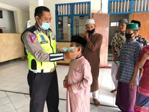 Operasi Zebra Rinjani 2020, Personel Polres Sumbawa Gelar Bakti Sosial