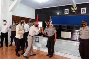 Jelang Pensiun, Personel Polres Sumbawa Ini Mendapatkan Penghargaan Kenaikan Pangkat