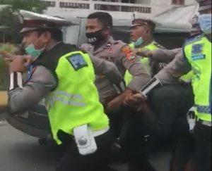 Nyaris Babak Belur Dihajar Masa, Pelaku Pencurian Sepeda Motor ini Diselamatkan Polisi