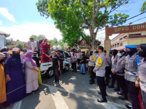 Patuhi Prokes, Persuasif dan Humanis Kapolres dan personelnya amankan Unras