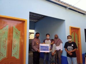 Filantra Bersama Kapolres Dan Camat Unter Iwes Serahkan Bantuan Rumah Di Kerato