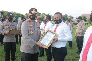 Kapolda NTB Memberikan Penghargaan Kepada Satker dan Personel Yang Berprestasi