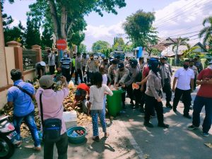 Usai Pam Demo Personel Polres Dompu bersihkan sampah depan kantor DPRD