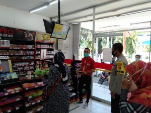 Bhabinkamtibmas DesaBeru Imbau Karyawan Toko Modern Terapkan Protokol Kesehatan, Kapolres Apresiasi