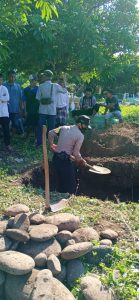 Bhabinkamtibmas Desa Pungka Ikut Gali Kubur Warga Meninggal Yang Terkonfirmasi Covid-19