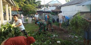 Koramil 1628-02/Sekongkang Bersama Masyarakat Gotong Royong Pembersihan Mushola