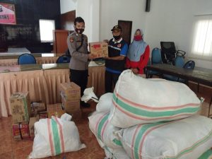 Personil Polres Sumbawa Berbondong – bondong Kumpulkan Bantuan Untuk Korban Kebakaran di Baturotok