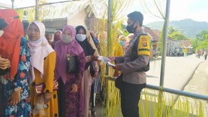 Hindari Penyebaran Covid-19, Bhabinkamtibmas Bagi Sarung Tangan Plastik di Acara Pernikahan