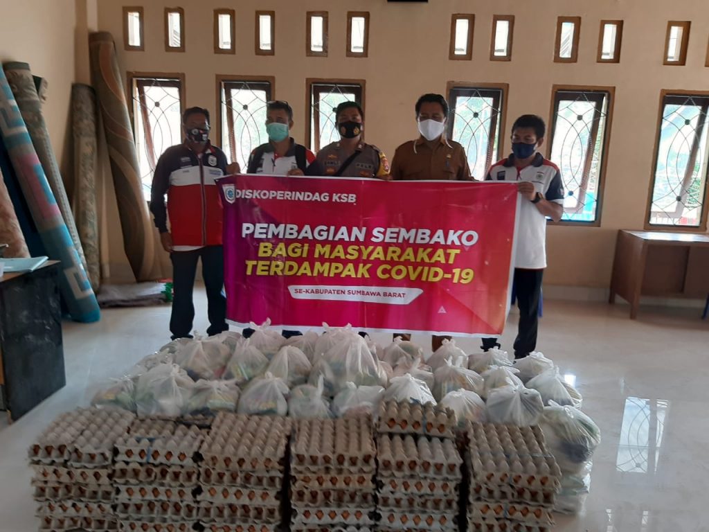 Bhabinkamtibmas Bukit Damai Amankan Proses Penyaluran Bantuan Sosial