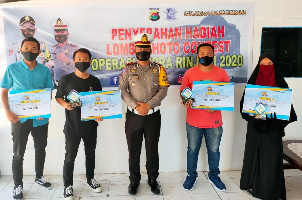 Kasat Lantas Polres Sumbawa Serahkan Hadiah Photo Contest