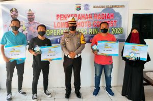 Kasat Lantas Polres Sumbawa Serahkan Hadiah Photo Contest