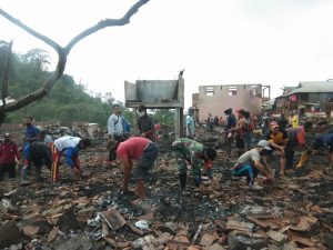 TNI-POLRI di Sumbawa Bantu Bersihkan Puing-Puing Rumah Warga Yang Terbakar