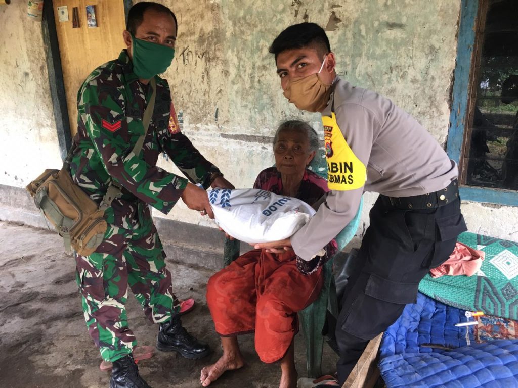 Peduli, Bhabinkamtibmas dan Bhabinsa Serahkan Bantuan Sembako Kepada Lansia