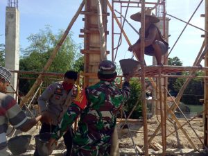 Bersama masyarakat, Bhabin kamtibmas desa Hu’u, Gotong royong pengecoran Masjid