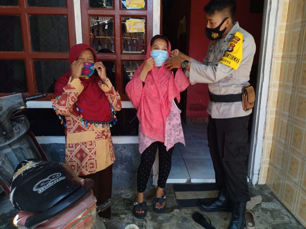 Bhabinkamtibmas Bakajaya bagikan masker gratis