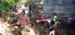 Bhabinkamtibmas Desa Bara Gotong royong bersama warga