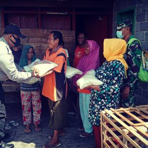 Bhabinkamtibmas Rababaka Santuni warga Tak mampu dan bagi masker gratis