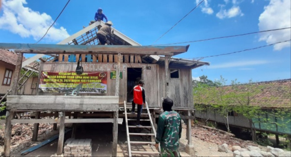 Kodim 1607/Sumbawa Rehab Rumah Siti Aminah