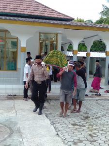 Bhabinkamtibmas Ngelayat dan Ikut Antar Jenazah Warga