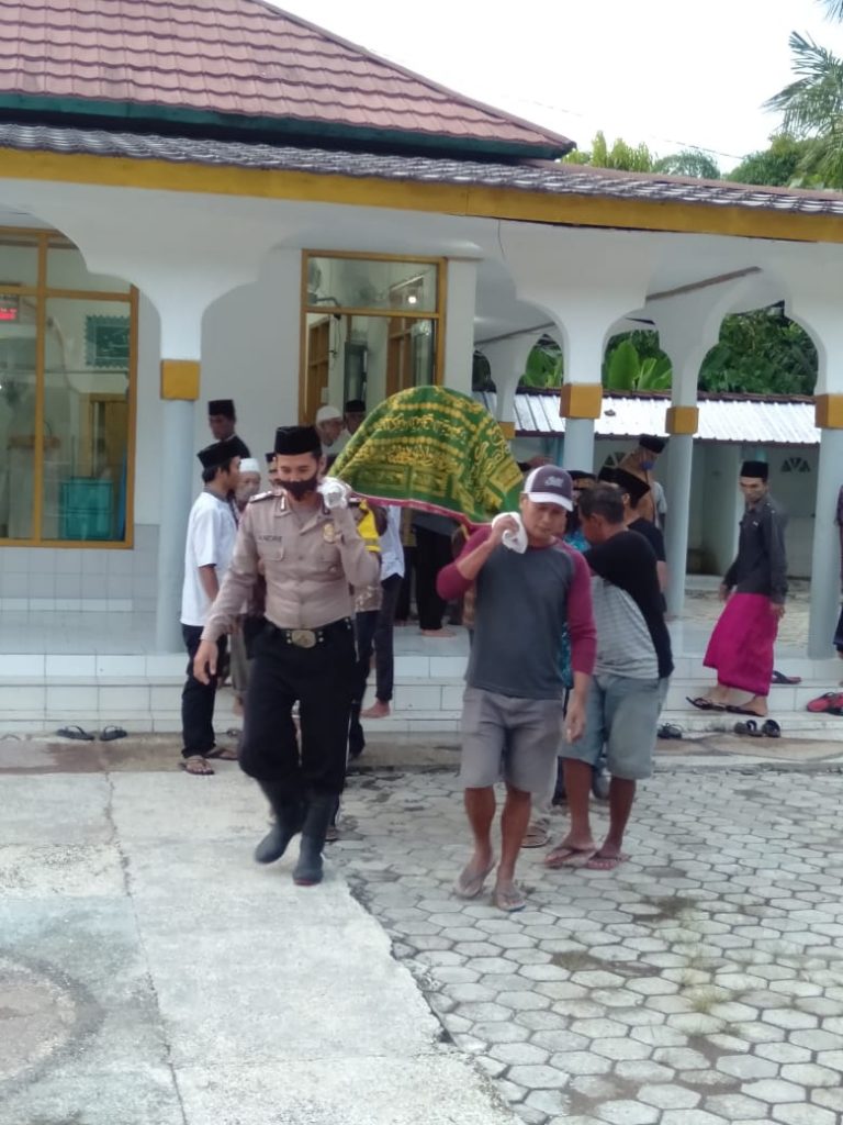 Bhabinkamtibmas Ngelayat dan Ikut Antar Jenazah Warga