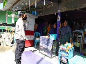 Bhabinkamtibmas DesaBeru Edukasi Warga Protokol Kesehatan dan Bijak Bermedia Sosial