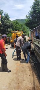 Bhabinkamtibmas Bantu Bersihkan Selokan Sumber Nyamuk Demam Berdarah