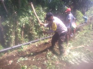 Bhabinkamtibmas Desa Nangakara Bantu Warga Pasang Pipa di Dua Dusun