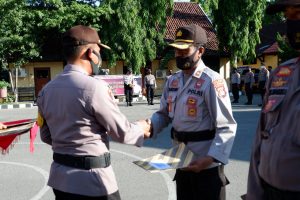 Polres Sumbawa menggelar upacara bulanan yang digelar setiap tanggal 17
