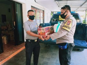 Kebakaran di Desa Kakiang, Polres Sumbawa Berikan Bantuan Sembako