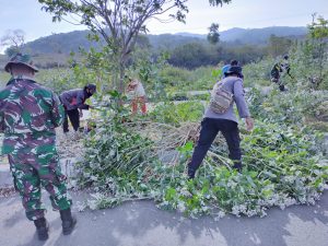 Bhabinkamtibmas HUU Giat Gotong Royong Bersama Warga Dan Pemdes Huu
