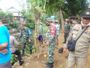 Pasca Hujan Disertai angin Puting Beliung Koramil 1628-03/ Seteluk Bantu Masyarakat Terdampak