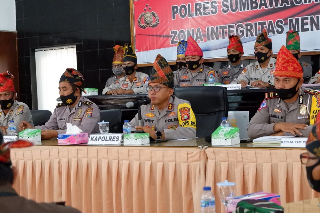 Kapolres Sumbawa Berikan Paparan Zona Integritas Didepan Tim Penilai Kemenpan- RB