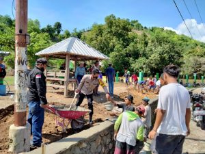 Bhabinkamtibmas Desa Mokong Gotong Royong Bantu Warga Bangun Talud