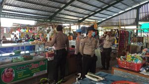 Personel Polres Sumbawa Blusukan Ke Pasar Ingatkan Masyarakat Patuhi Protokol Kesehatan dan Pilkada Damai