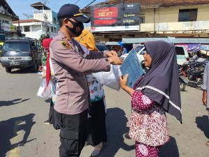 Sambut hari kesehatan Nasional ke 56, Delapan Polsek di Dompu serentak bagikan masker gratis