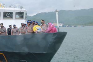 Peringatan HUT Polairud ke-70 Kapolda NTB Pimpin Upacara Tabur Bunga