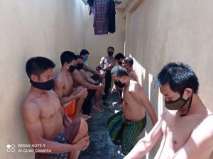Jaga Kebugaran Tahanan, Sat Tahti Polres Sumbawa Ajak Tahanan Berolahraga