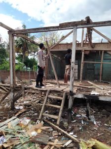 Ringankan Pekerjaan Warga Binaan, Bhabinkamtibmas Bantu Bongkar Rumah