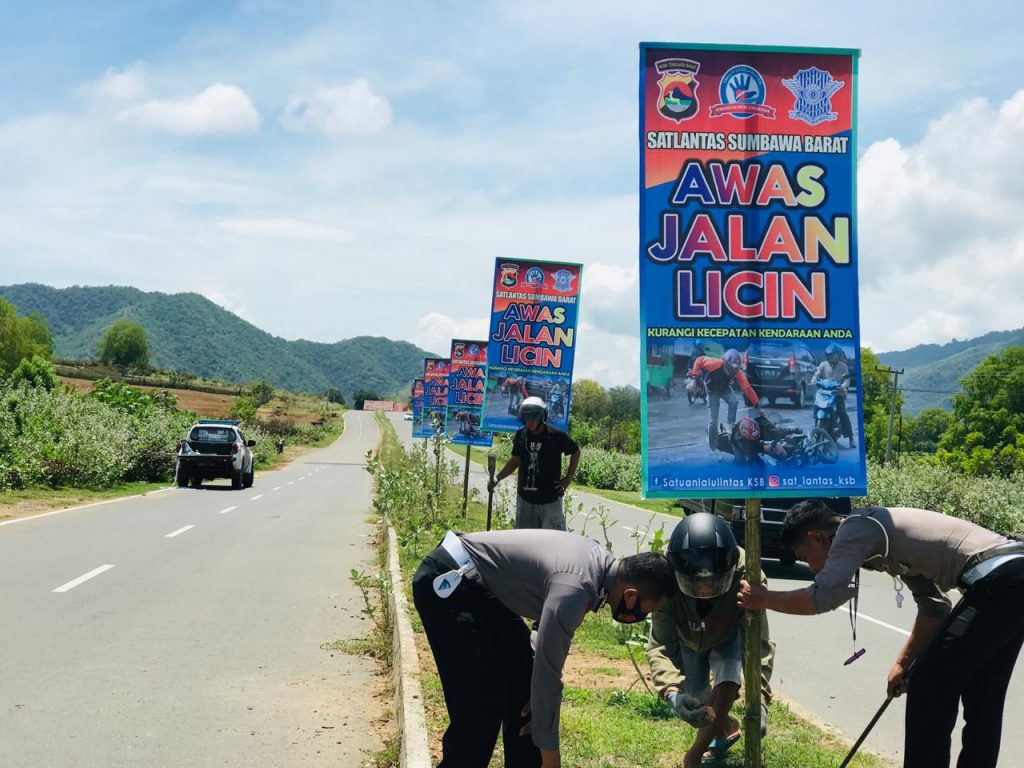 Satuan Lalu Lintas Polres Sumbawa Barat Lakukan Pemasangan Spanduk Guna Antisipasi Cuaca Extreme